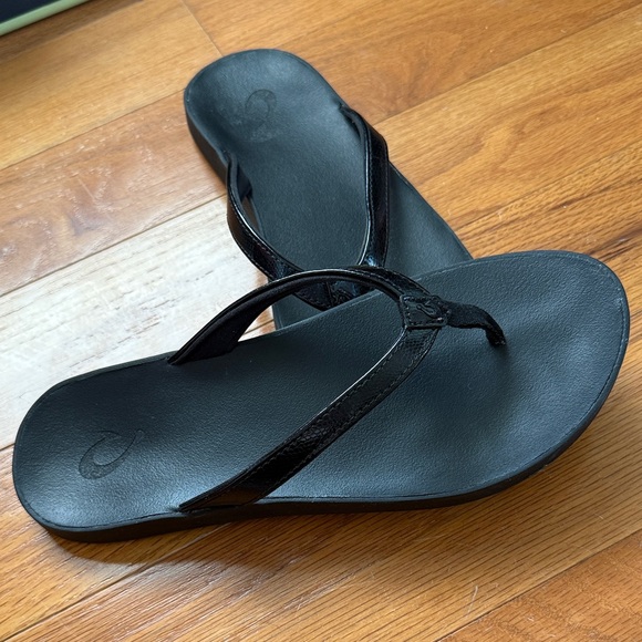 OluKai Pauwe Black Flip Flops - Picture 2 of 6